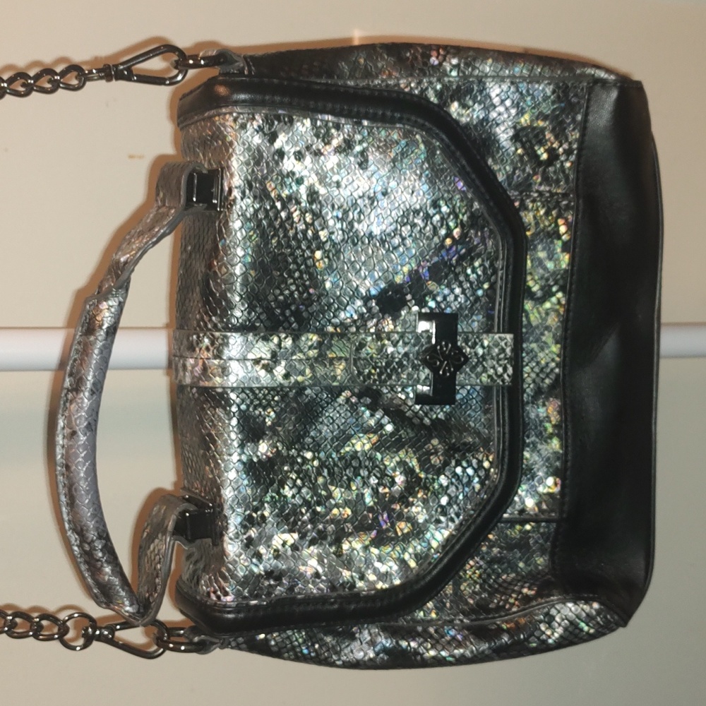 EUC Simply Vera purse silver and black snakeskin pattern shiny